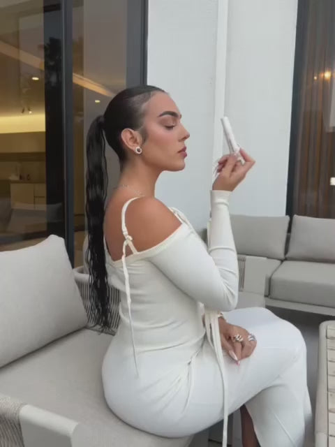 Load video: &lt;p&gt;Voir Giorgina Rodriguez tester Dialuskin™ montre que nos produits transcendent les tendances pour offrir des résultats visibles et un rituel simple. Une preuve que même les icônes de style font confiance à l’alliance du naturel et du savoir-faire artisanal.&lt;/p&gt;